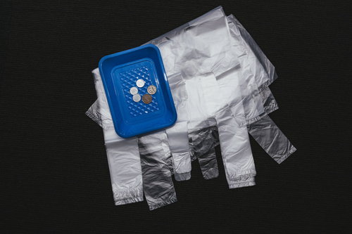 レジ袋の有料化スタート、白いコンビニ袋と青いエコバッグ