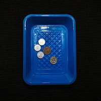 青いトレーに置かれたお釣り18円の硬貨。1円玉5円玉10円玉の内訳の写真