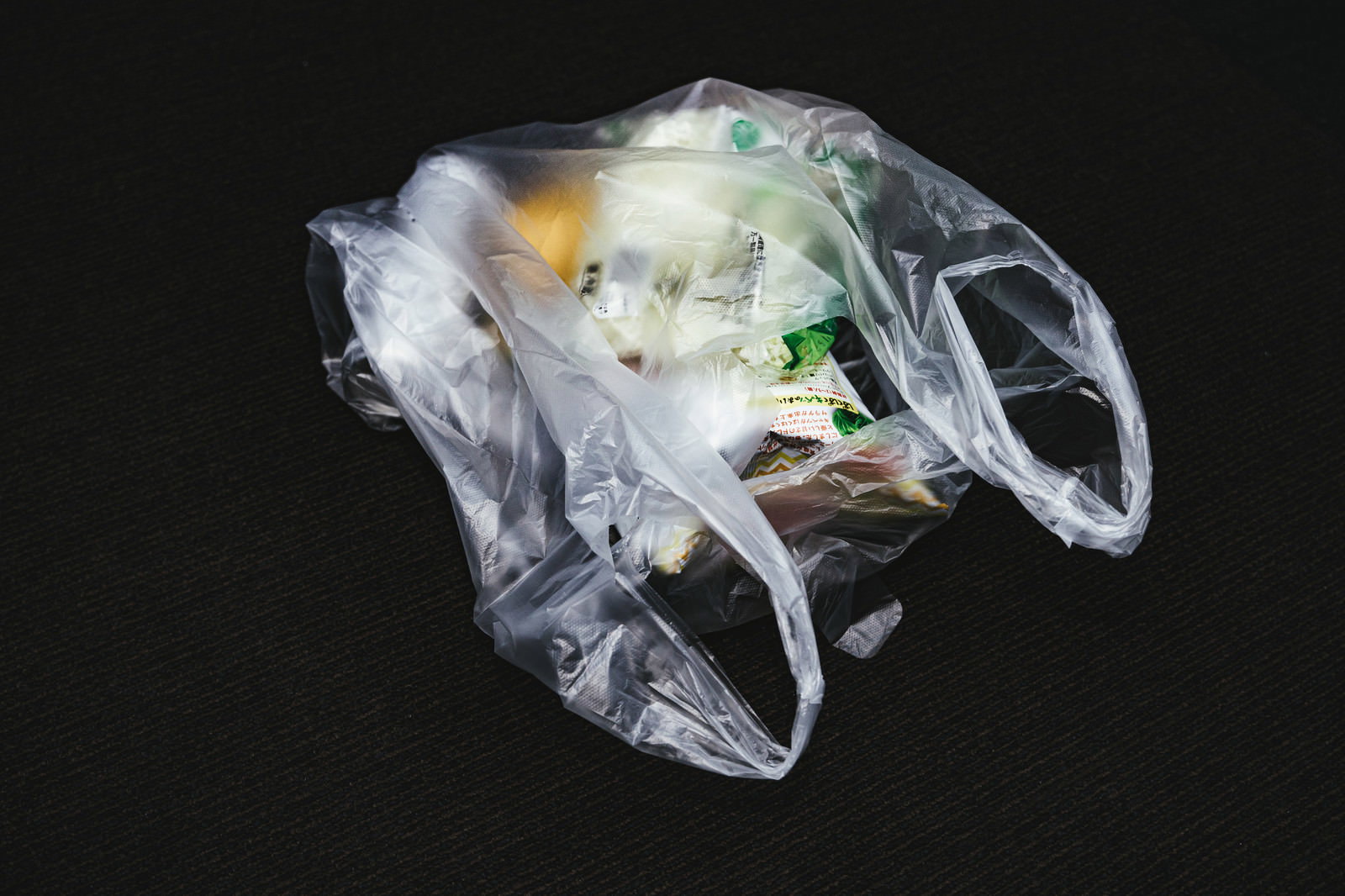 透明なレジ袋に商品が入っている写真