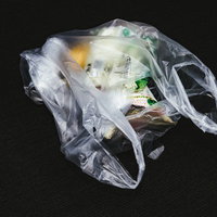 コンビニのレジ袋に入った買い物商品と環境問題の写真