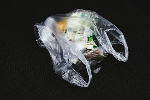 コンビニのレジ袋に入った買い物商品と環境問題