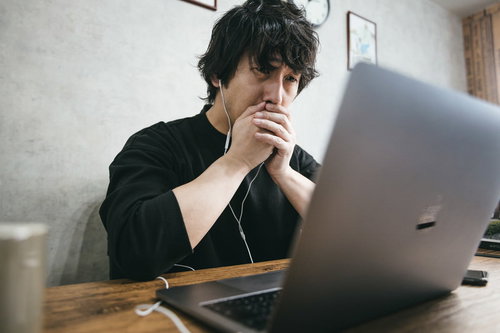 訳あって山奥でひっそりと暮らしていたのに、「ぽつんと一軒家」のスタッフが山道を登ってくる。