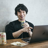 笑いながら楽しそうにリモート飲みをしている風景（実はぼっち）の写真