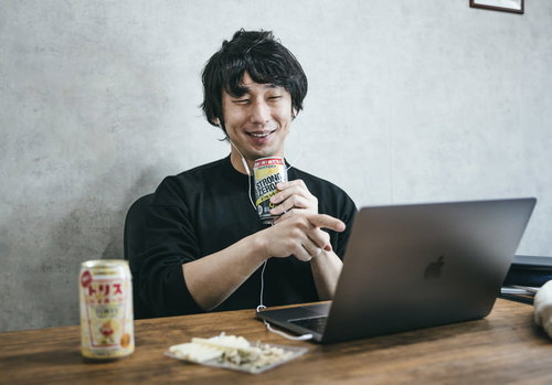笑いながら楽しそうにリモート飲みをしている風景（実はぼっち）