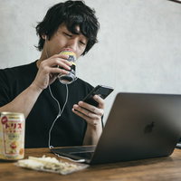 SNSでリモート飲み会に誘うけど誰も来ない男性の写真