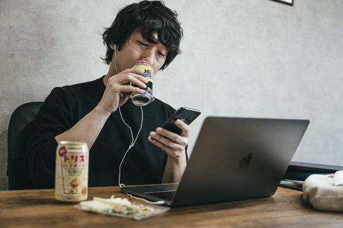 SNSでリモート飲み会に誘うけど誰も来ない男性