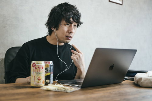声聞こえてる？リモート飲み会中の男性とパソコンとイヤホン