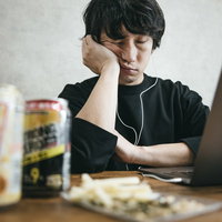 お酒は仕事が終わるまでおあずけ、デスクでの寝落ちの写真