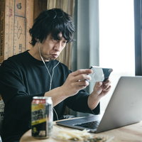 リモート飲み会でスクリーンショットを撮る男性の写真