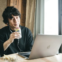 リモート飲み中に突然の回線落ちで困惑する男性の写真