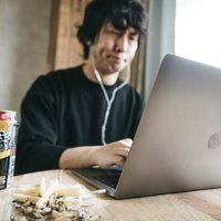 リモート飲み中に修正依頼がきたエンジニア、ストロングゼロ片手に対応の写真