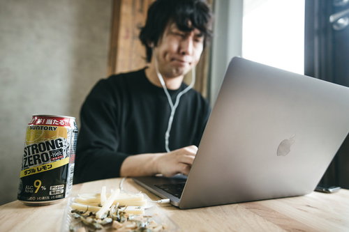 リモート飲み中に修正依頼がきたエンジニア、ストロングゼロ片手に対応