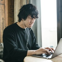 慣れないリモートワークでバグに困惑する男性エンジニアの写真