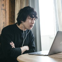リモート会議中に上司のアイコンがポテトになった男性の写真