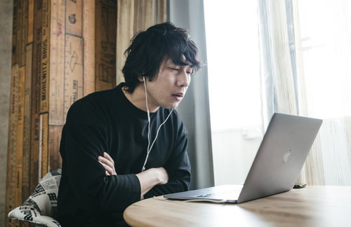 リモート会議中に上司のアイコンがポテトになった男性