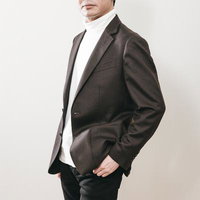 共に新しいサービスを創りましょうと提案する取締役の姿勢の写真