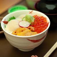 いくらとウニがたっぷり盛られた海鮮丼の食事の写真