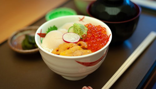 いくらとウニがたっぷり盛られた海鮮丼の食事