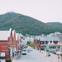 函館の観光名所・金森赤レンガ倉庫と港町の風景の写真
