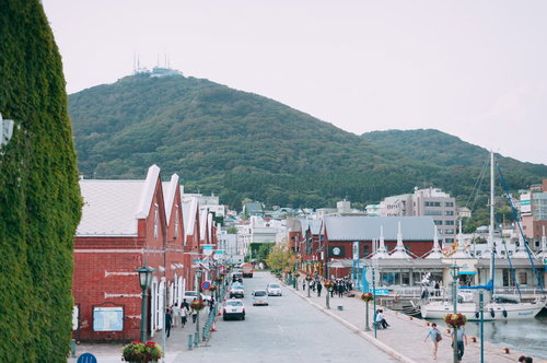 函館の観光名所・金森赤レンガ倉庫と港町の風景