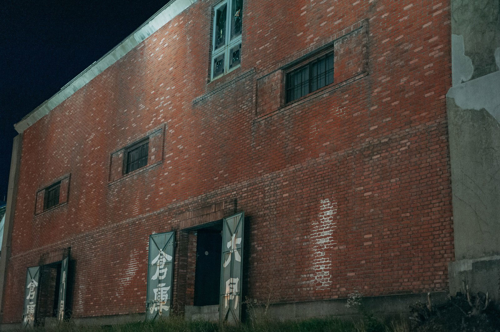 夜の北海道小樽市にある赤茶色のレンガ造りの建物