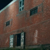 夜間の北海道小樽市にある赤茶色のレンガ造りの建物の写真