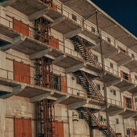 夜間にライトアップされた北海道小樽市の旧社屋の写真