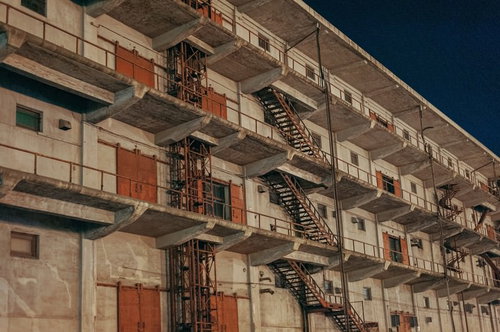 夜間にライトアップされた北海道小樽市の旧社屋