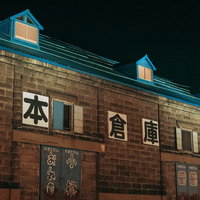 夜間にライトアップされた小樽日本倉庫跡のレンガ造り建物の写真