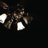 お店のシャンデリアに灯るライト部分の照明の写真