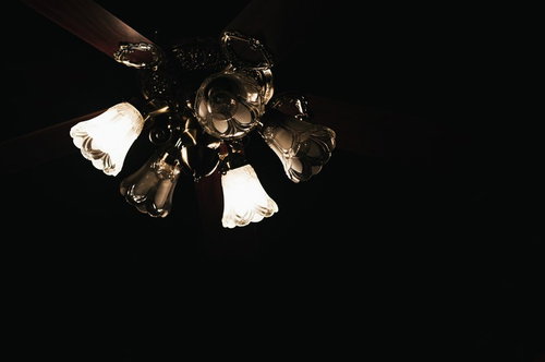 お店のシャンデリアに灯るライト部分の照明