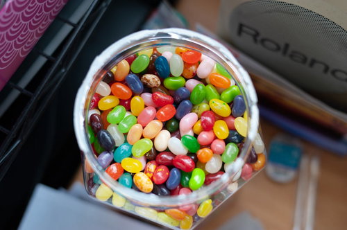 透明な瓶に詰められたカラフルなゼリービーンズ