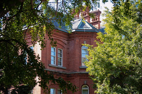 緑に囲まれた北海道庁旧本庁舎の赤レンガ造り