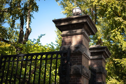 北海道庁旧本庁舎の庁門と石造り門柱、歴史ある建築の佇まい