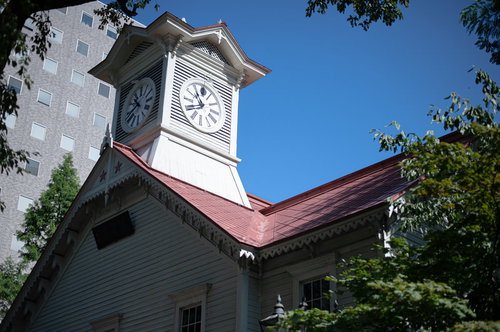 青空に映える札幌市時計台の赤い屋根と歴史的建造物