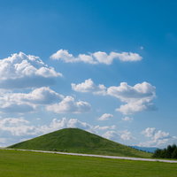 北海道札幌市のモエレ沼公園にある緑のモエレ山の写真
