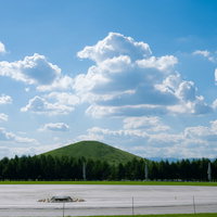 モエレ沼公園のモエレ山を麓から見た快晴の風景（北海道札幌市）の写真