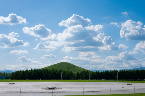モエレ沼公園のモエレ山を麓から見た快晴の風景（北海道札幌市）