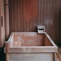 水の入っていない檜風呂の浴室空間の写真