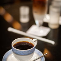 喫茶店で出されたホットコーヒーとカフェラテの写真