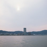 夕暮れの琵琶湖とホテルの写真
