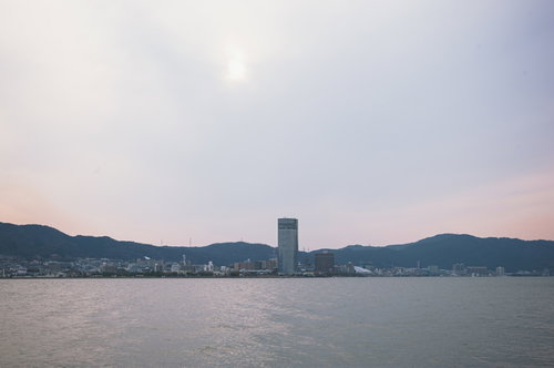 夕暮れの琵琶湖とホテル