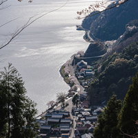 琵琶湖の湖畔に広がる海津大崎の集落を上から眺める風景の写真