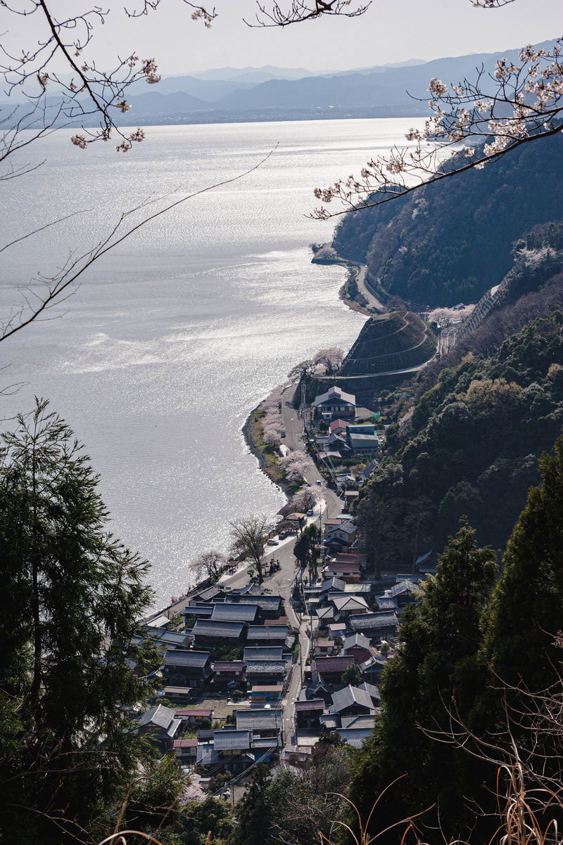 琵琶湖の湖畔に広がる海津大崎の集落を上から俯瞰した風景