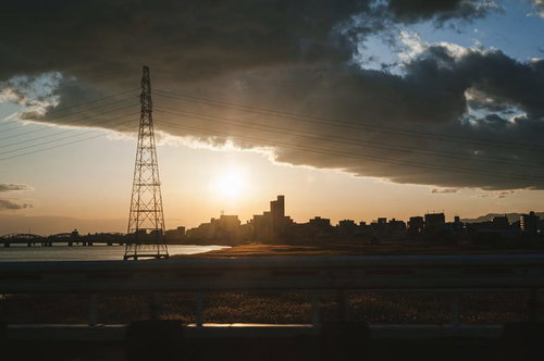 夕暮れと鉄塔のシルエット～夕焼け空に浮かぶ電力インフラ