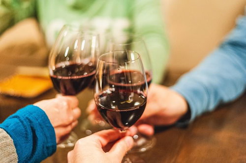 赤ワインで乾杯するテーブルでの人々