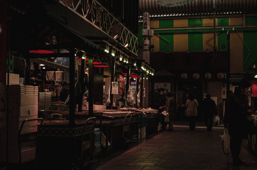 閉店間際のアーケード商店街の静寂と懐かしき街並み
