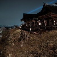 京都の清水寺本堂の夜景とライトアップ、紅葉の美しさの写真