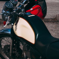 赤いヘルメットを置いたヤマハのSR400バイクの写真