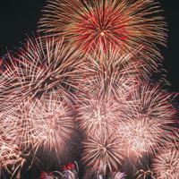 夜空に打ち上げられるびわ湖の花火大会、湖面に映る火光の写真